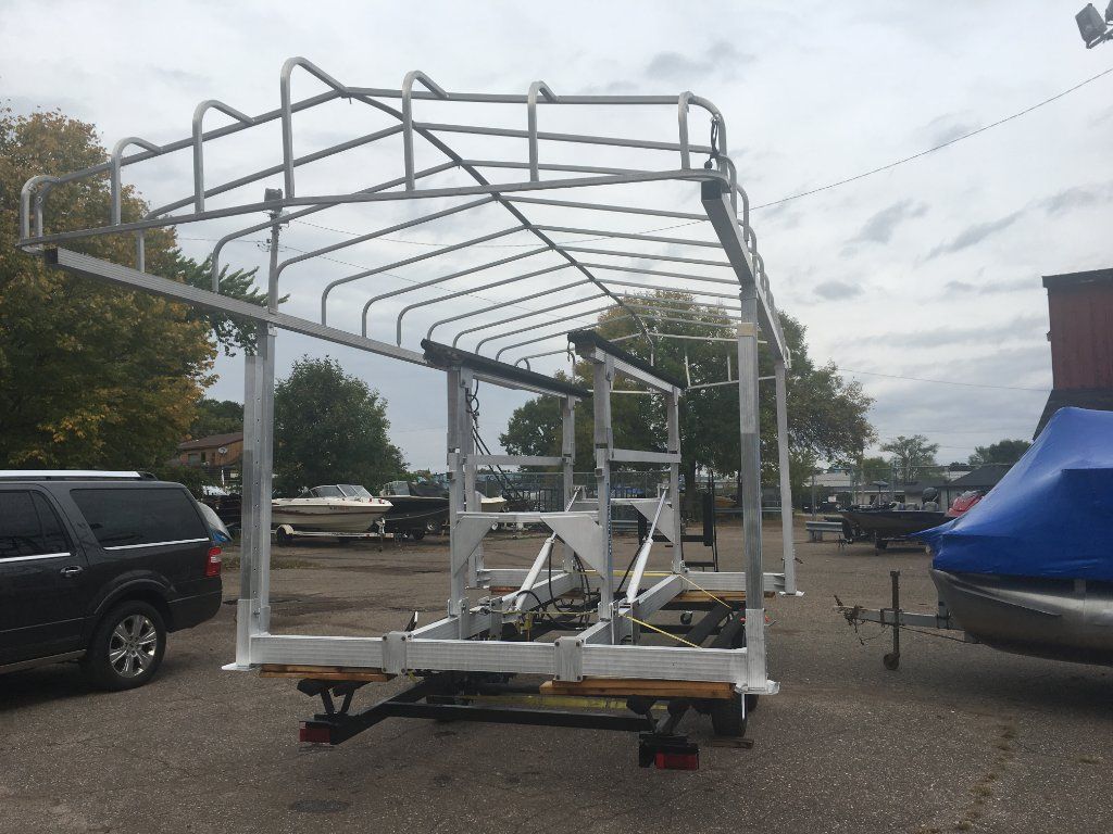 Hewitt Hydraulic Boat Lift model 4400 with Canopy