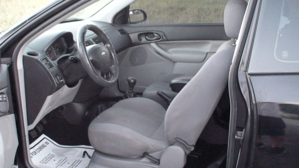 2005 FORD FOCUS ZX3 5 SPEED 98K MILES