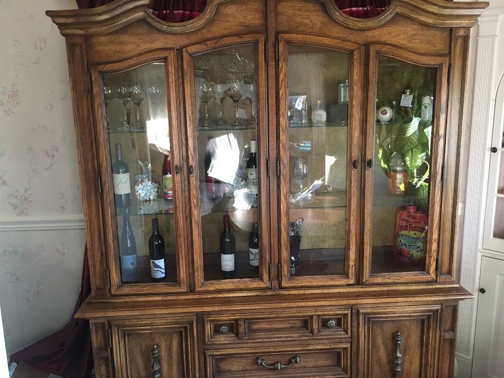 Table & chairs w/ China Hutch