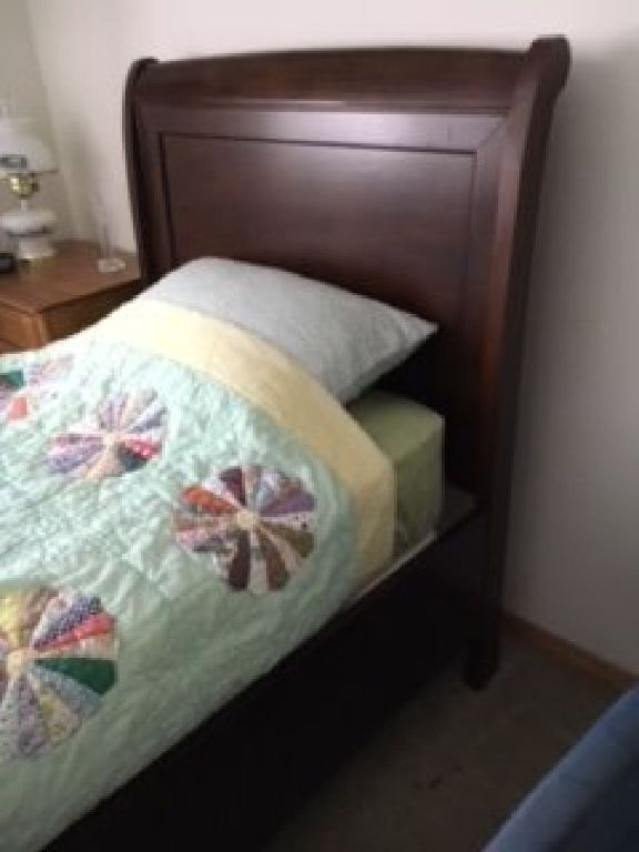 Twin sleigh bed