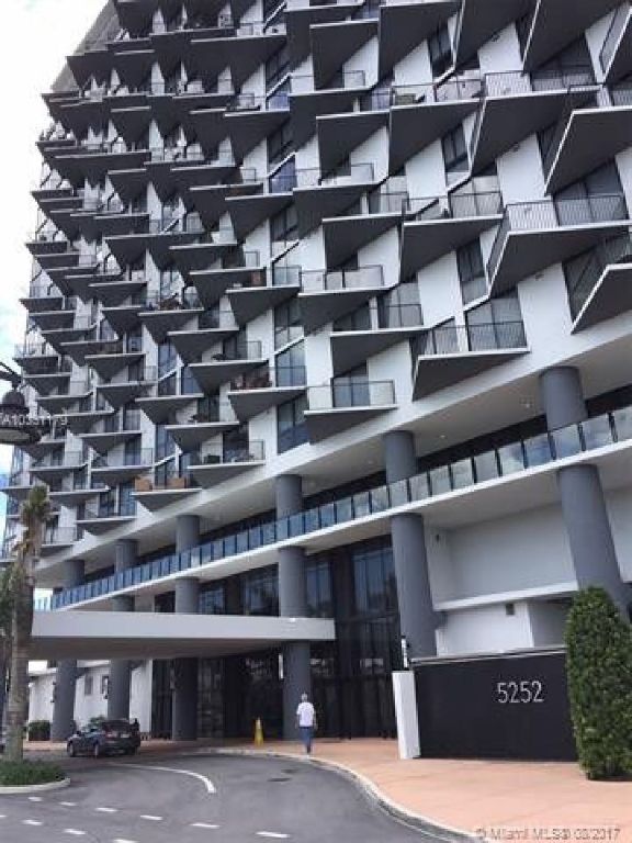 BEAUTIFUL PENTHOUSE, AMAZING VIEWS FROM THIS PRESTIGIOUS TOWER IN DOWNTOWN DORAL!!!