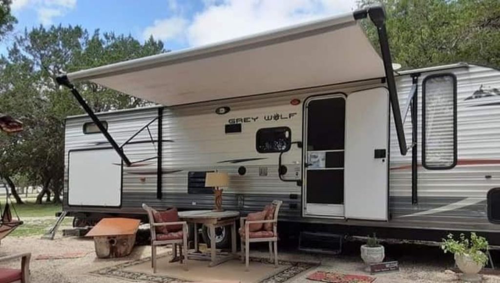$18,500 FOR SALE 2015 RV 29 Foot One Pop Out Spacious Clean Storage
