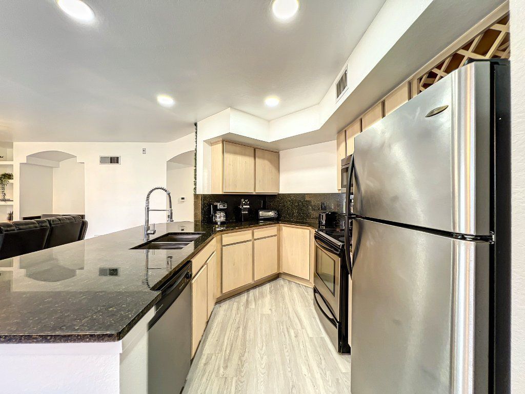 FULLY FURNISHED & EQUIPPED 1-BED/1-BATH CONDO IN ORLANDO