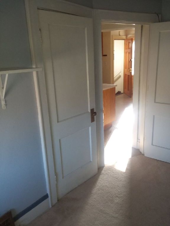 Luxury flat 1br+ - newly remodeled stove/frig- provided.