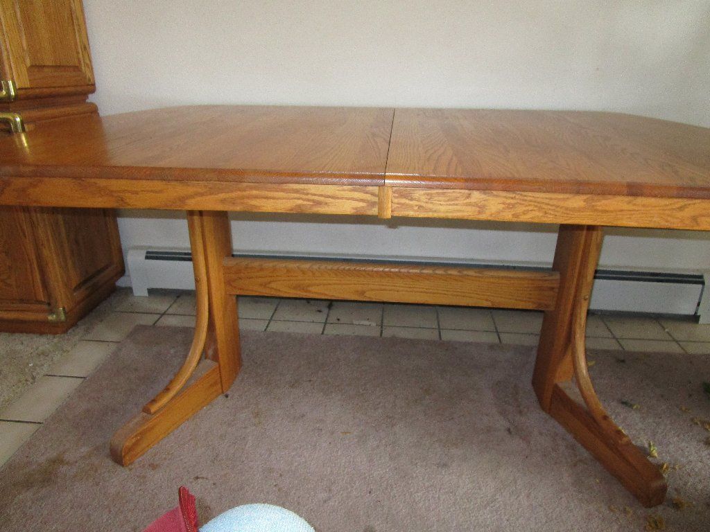 Beautiful solid oak hutch, table and 6 chairs