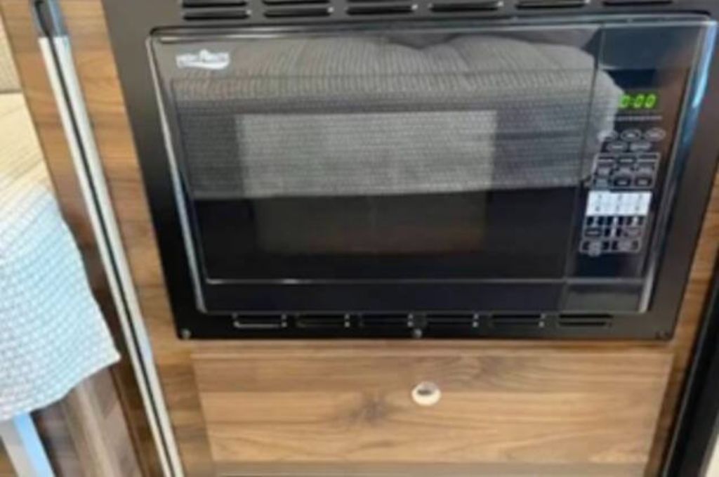 Previously owned - 2020 Winnebago Boldt K-70KL