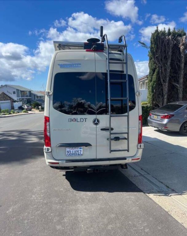 Previously owned - 2020 Winnebago Boldt K-70KL