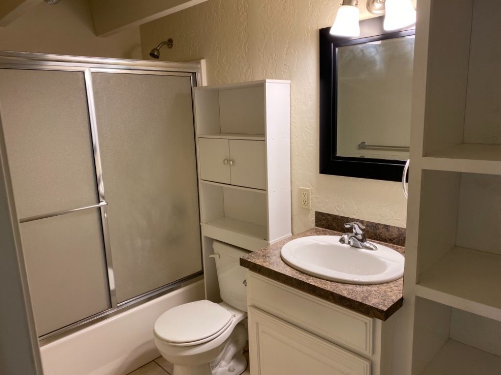 Bachelor pad/Single family apartment