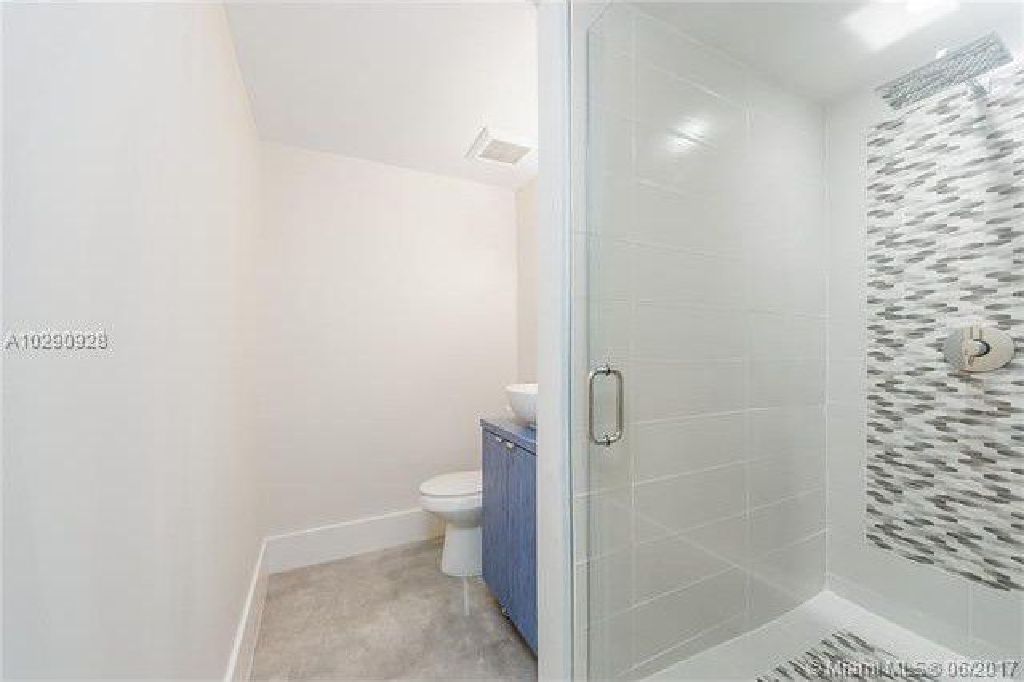 GORGEOUS CORAL DECK! FRESHLY PAINTED INSIDE/OUT 4/4.5 HOME IN MIAMI, FL!!!