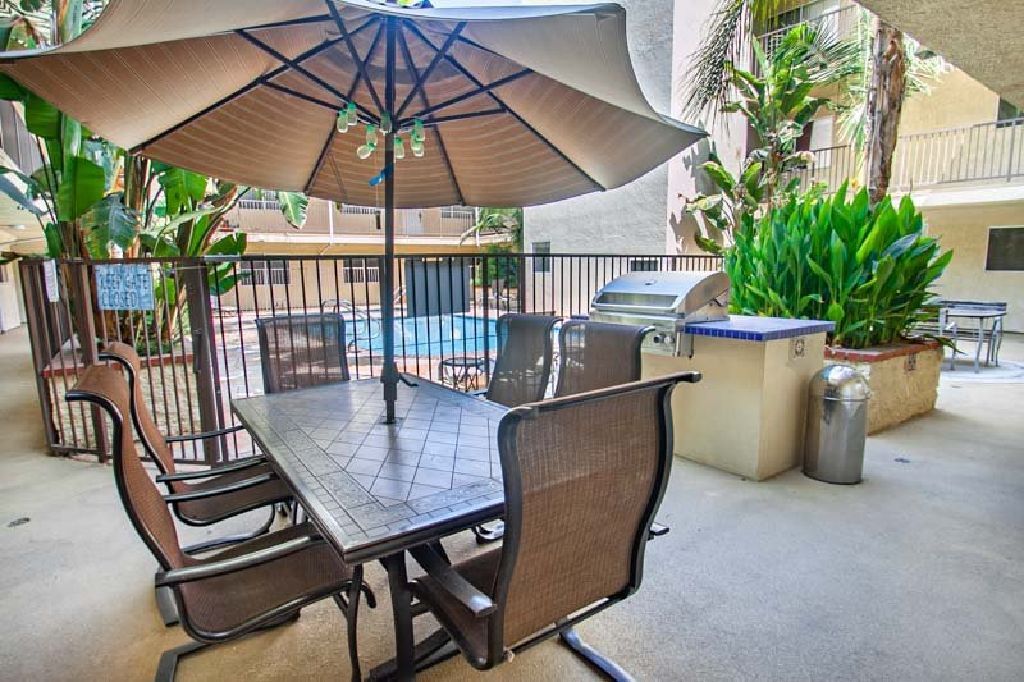 For Sale: 11044 Acama St 302 in Studio City for $625,000