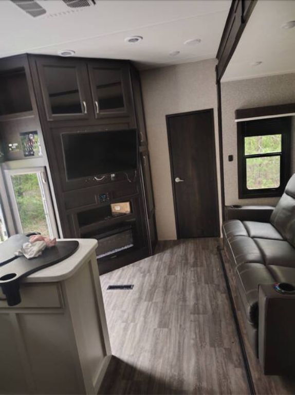 Privately owned 2023 JAYCO SEISMIC 359