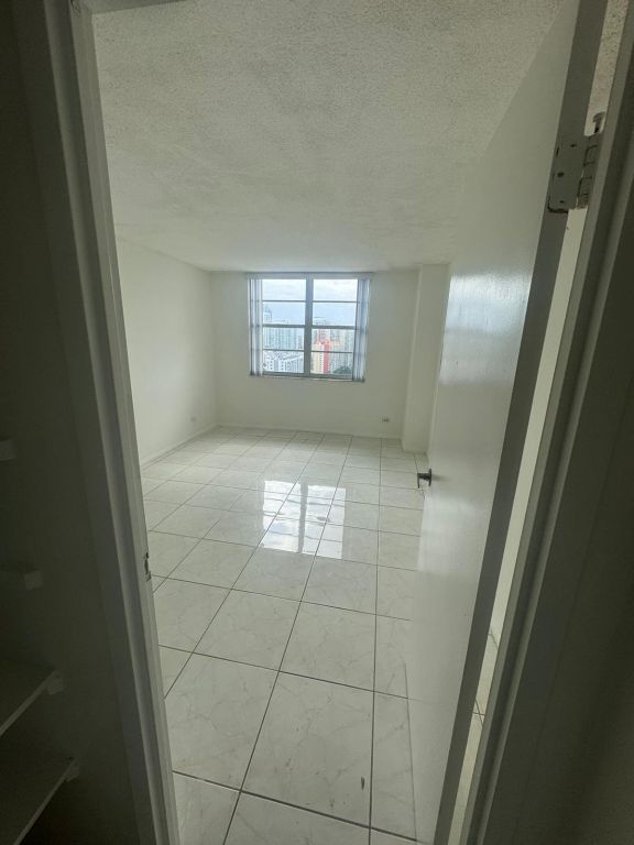 2 BEDROOM 2 BATH SPLIT NICELY FRESH PAINTED WITH NEW APPLIANCES UPGRADED TILES ALL AROUND N