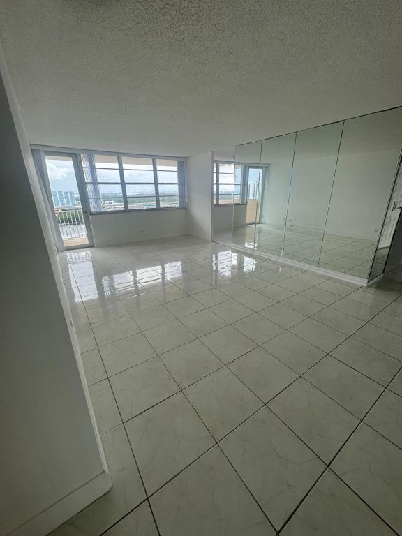 2 BEDROOM 2 BATH SPLIT NICELY FRESH PAINTED WITH NEW APPLIANCES UPGRADED TILES ALL AROUND N