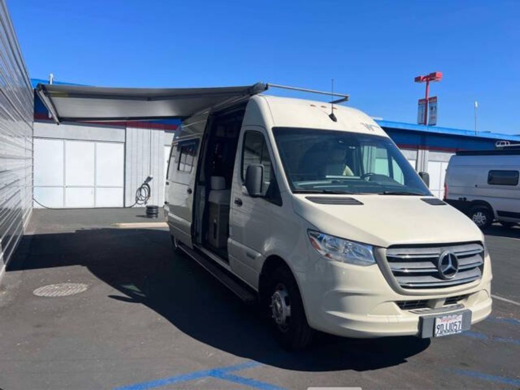 Previously owned - 2020 Winnebago Boldt K-70KL