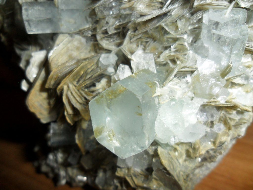 Exceptional and Beautiful Museum Specimen of 2396 Grams. Huge Terminated Aquamarine Crystal Cluster