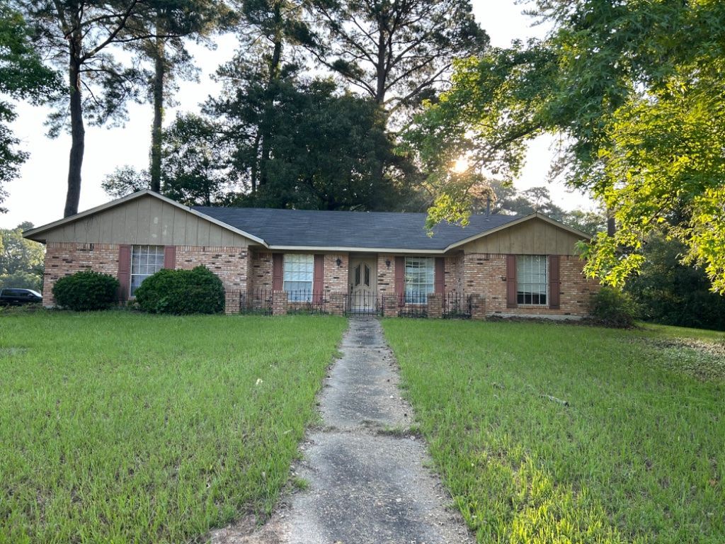 Pleasant 4 bedroom 2 BA 2,532 sq ft home w/2 car garage for rent in Haughton, La  (682) 558 - 0387