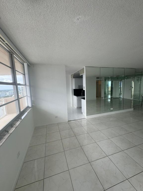 2 BEDROOM 2 BATH SPLIT NICELY FRESH PAINTED WITH NEW APPLIANCES UPGRADED TILES ALL AROUND N