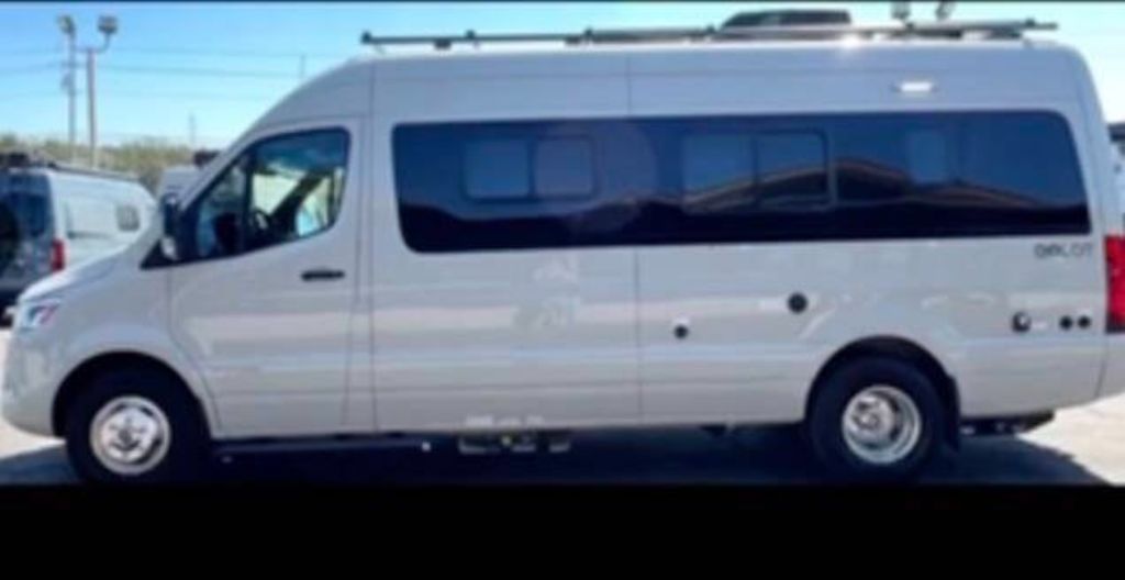 Previously owned - 2020 Winnebago Boldt K-70KL