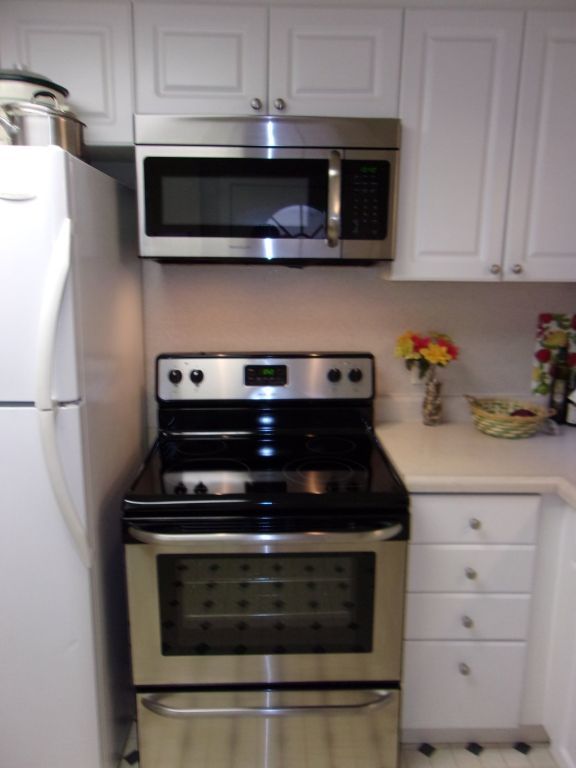 Female PRIVATE ROOM 2Bdr 1 Ba Furnished