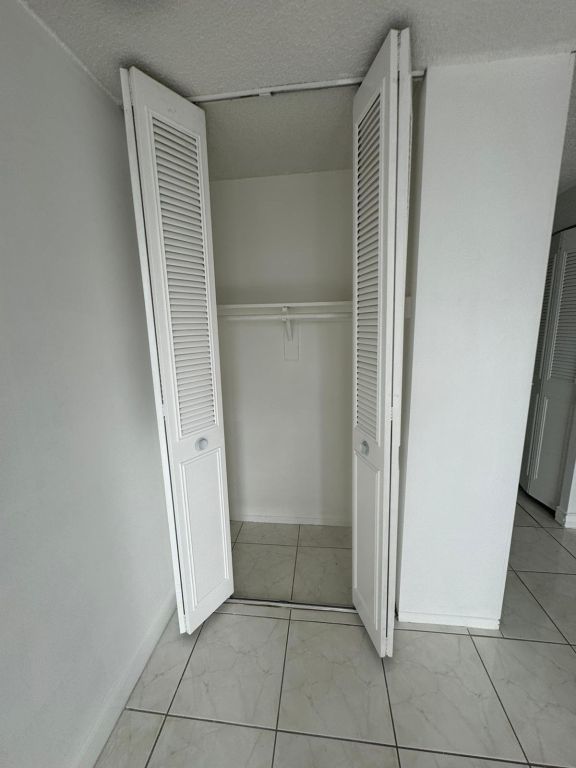 2 BEDROOM 2 BATH SPLIT NICELY FRESH PAINTED WITH NEW APPLIANCES UPGRADED TILES ALL AROUND N