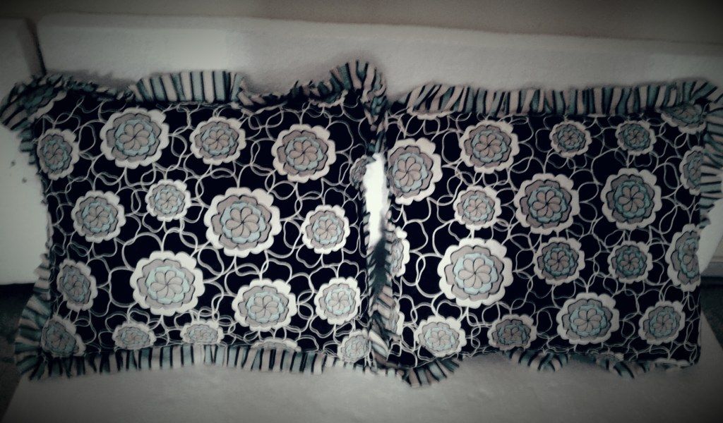 Flower pattern decorative throw pillows with ruffle edge