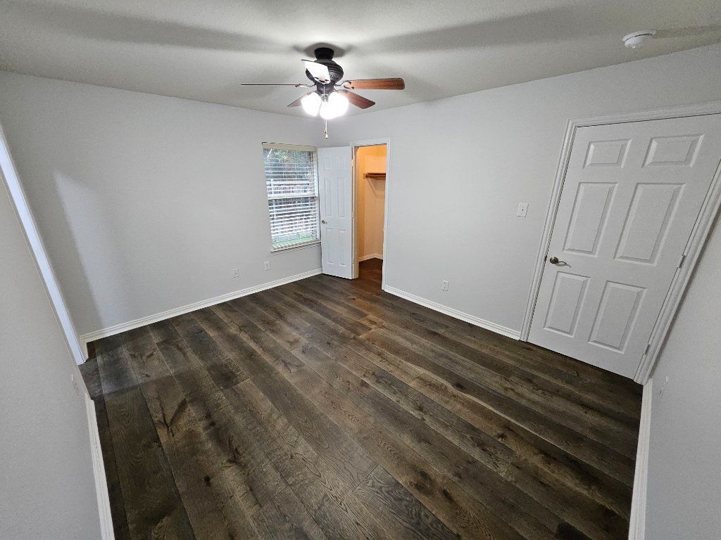 GORGEOUS ROOM w/ATTACHED BATH , WALK IN CLOSET,  NEWER HOUSE!