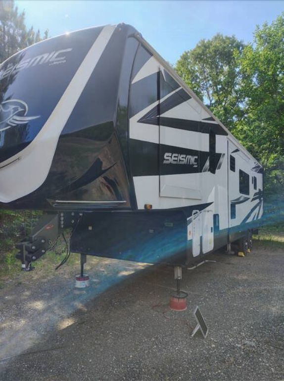 Privately owned 2023 JAYCO SEISMIC 359