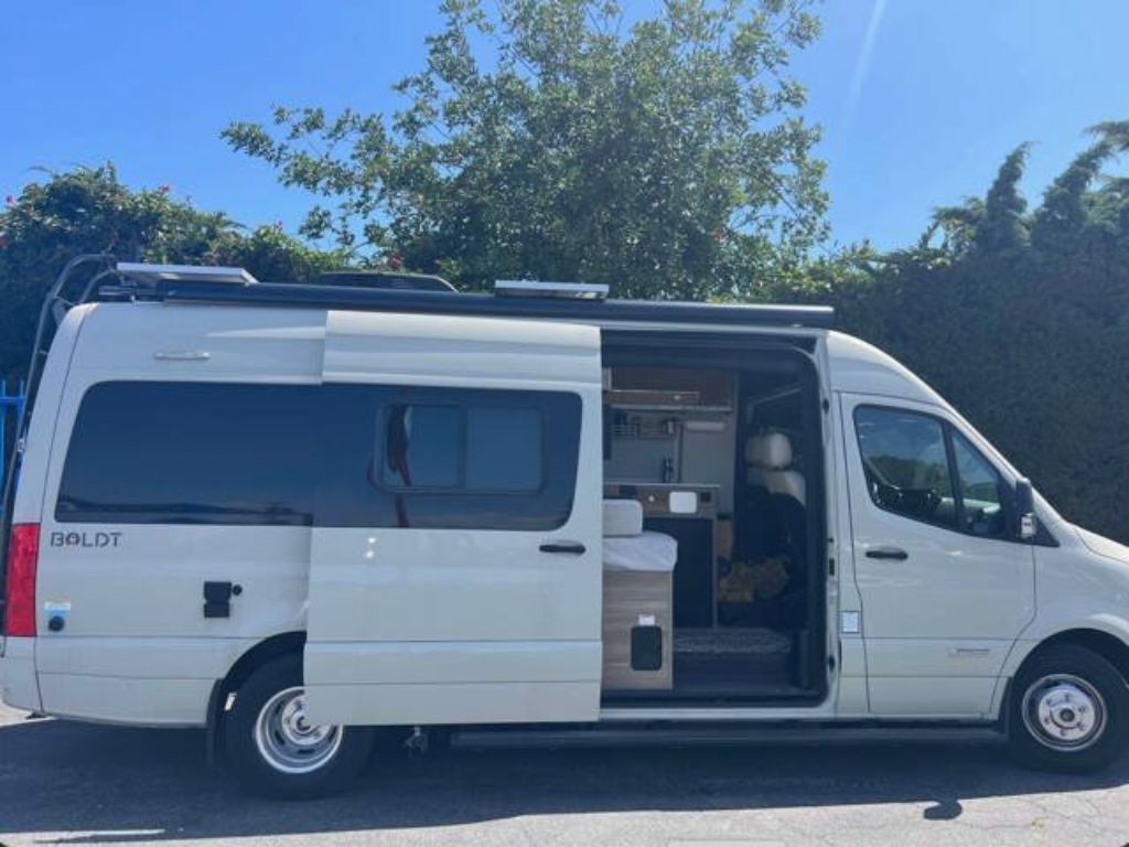 Previously owned - 2020 Winnebago Boldt K-70KL