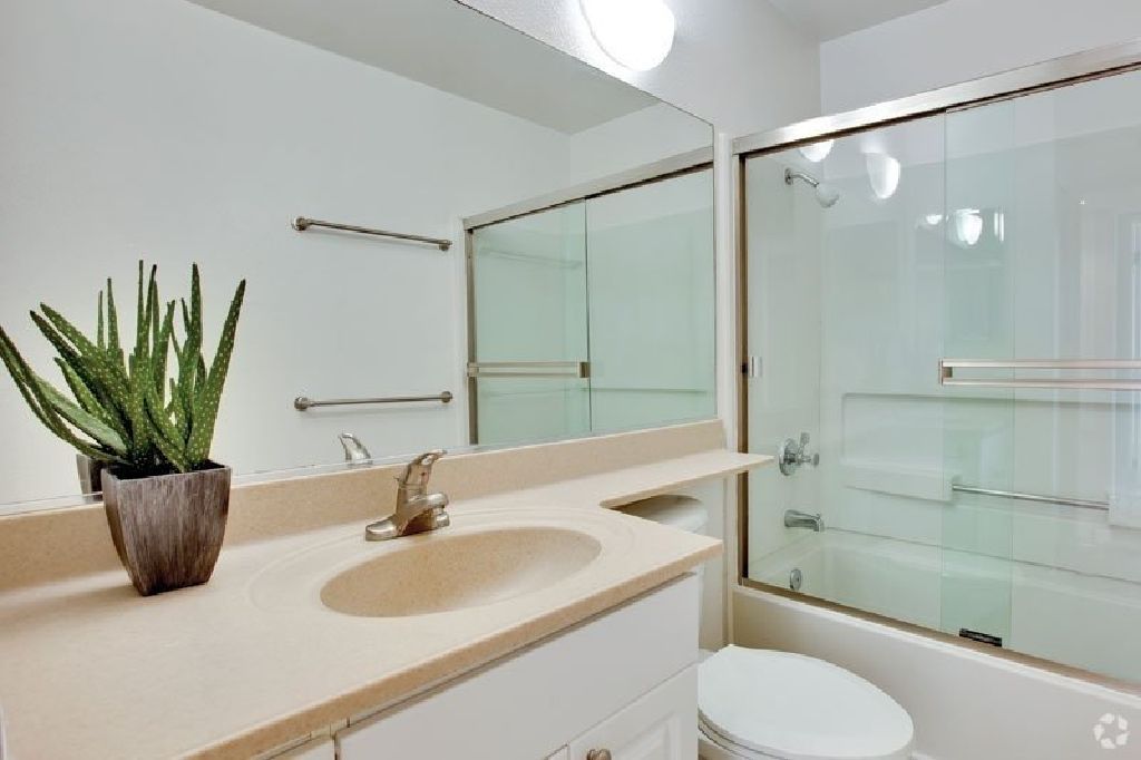 Room for rent in Malibu Canyon Apartments