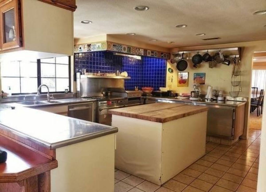 For Seniors Experiencing / At Risk of Homelessness