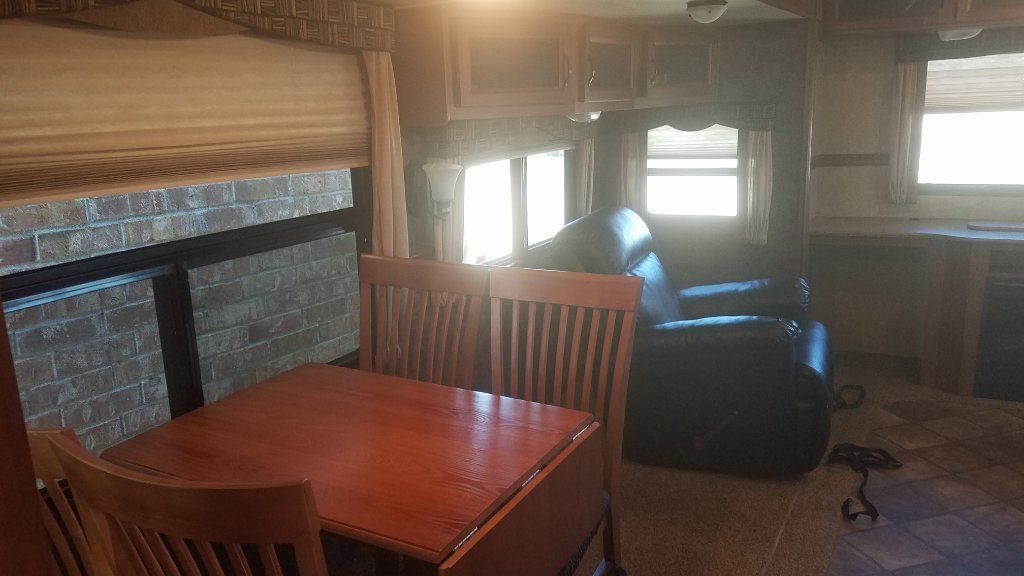 Camper Trailer w/ 3 slideouts