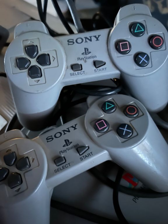 Original game lot PlayStation x box wii 6 consoles 3 sats of controllers charge station