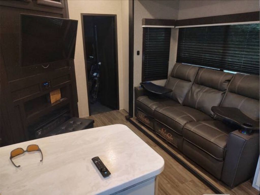 Privately owned 2023 JAYCO SEISMIC 359