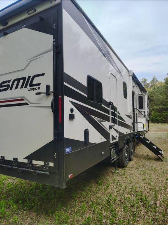 Privately owned 2023 JAYCO SEISMIC 359