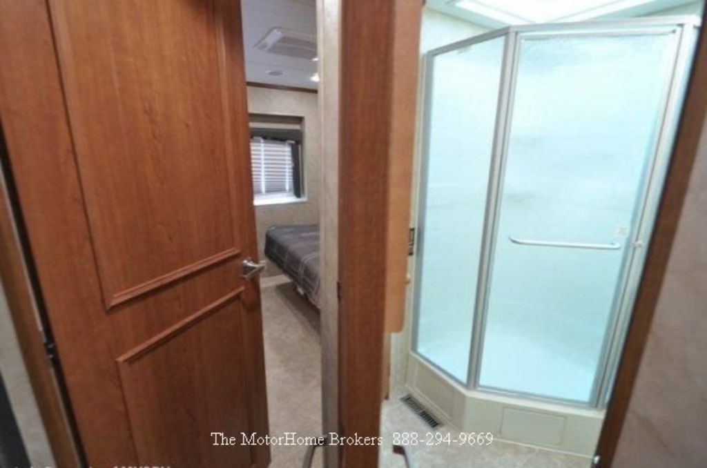 2010 Monaco Monarch 33SDD **REDUCED**