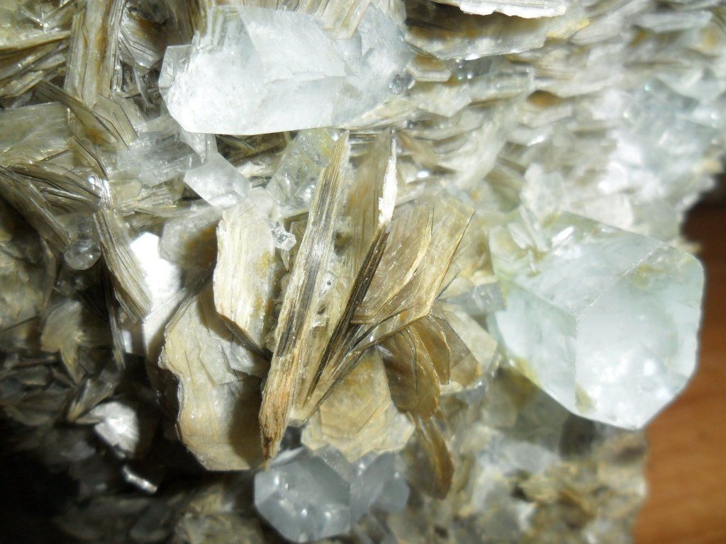 Exceptional and Beautiful Museum Specimen of 2396 Grams. Huge Terminated Aquamarine Crystal Cluster