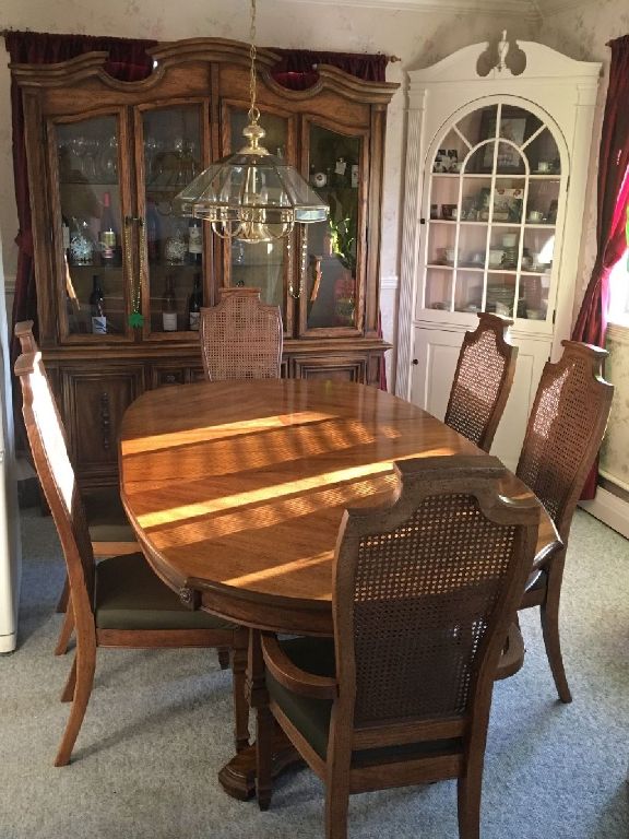 Table & chairs w/ China Hutch