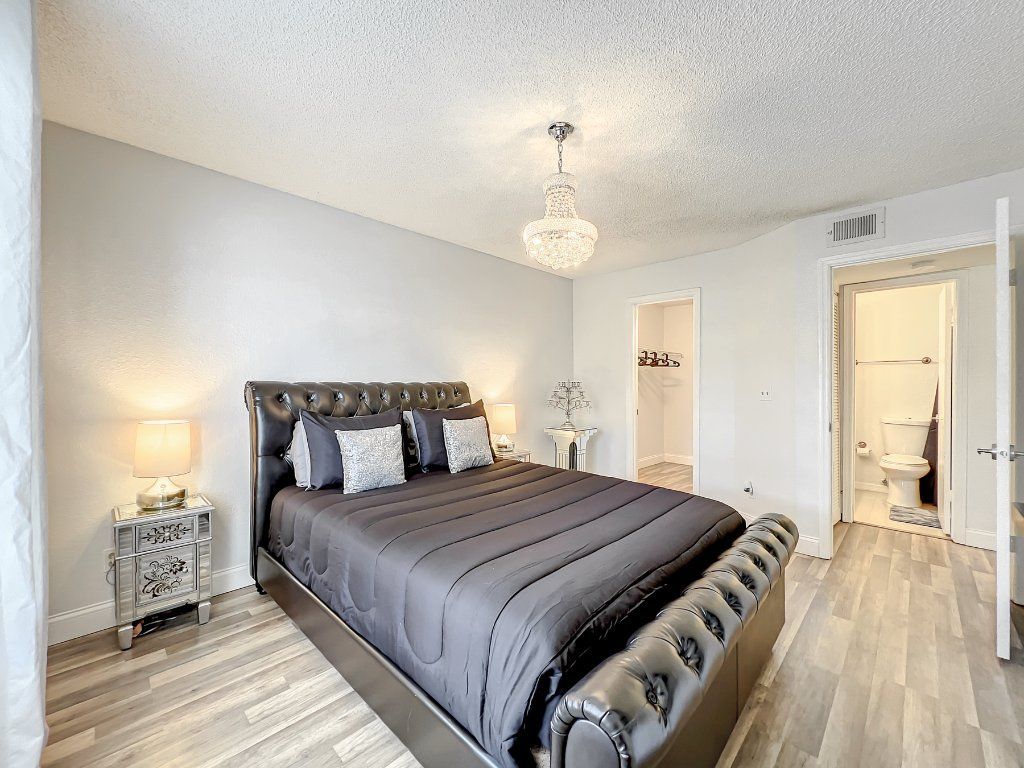 Very sophisticated fully furnished 1-bed condo located in the heart of Orlando.