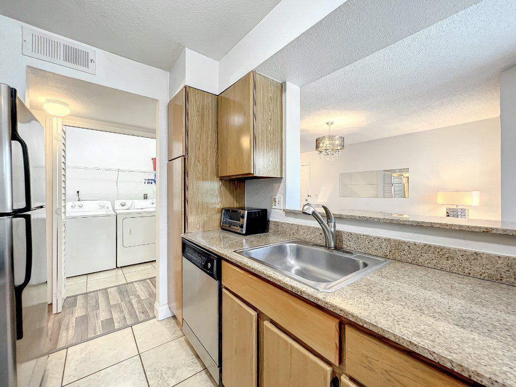 Very sophisticated fully furnished 1-bed condo located in the heart of Orlando.