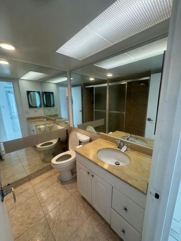 2 BEDROOM 2 BATH SPLIT NICELY FRESH PAINTED WITH NEW APPLIANCES UPGRADED TILES ALL AROUND N