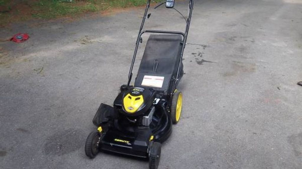 BRUTE Self propel lawn mower With bag and wash port