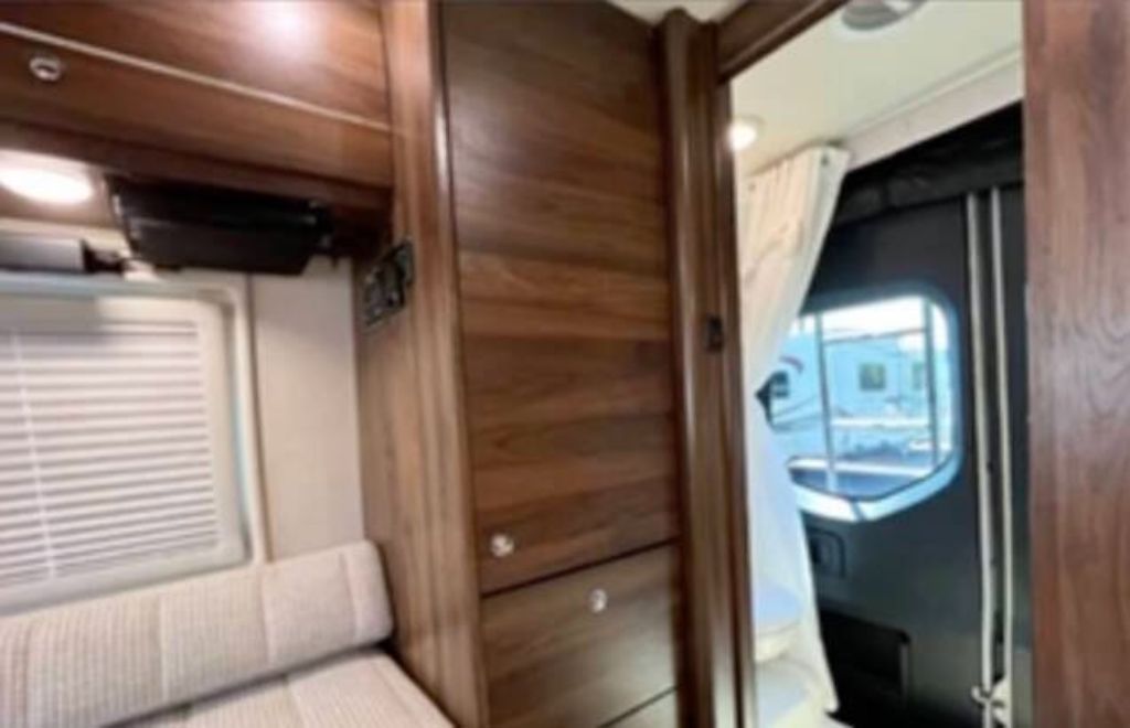 Previously owned - 2020 Winnebago Boldt K-70KL