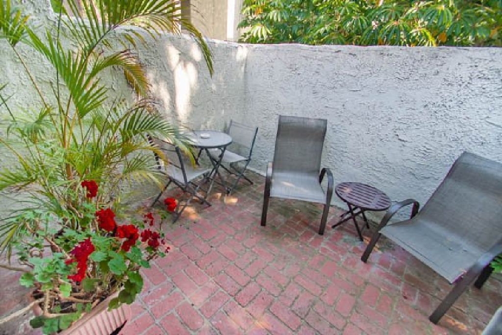 For Sale: 11732 Moorpark St F in Studio City for $729000