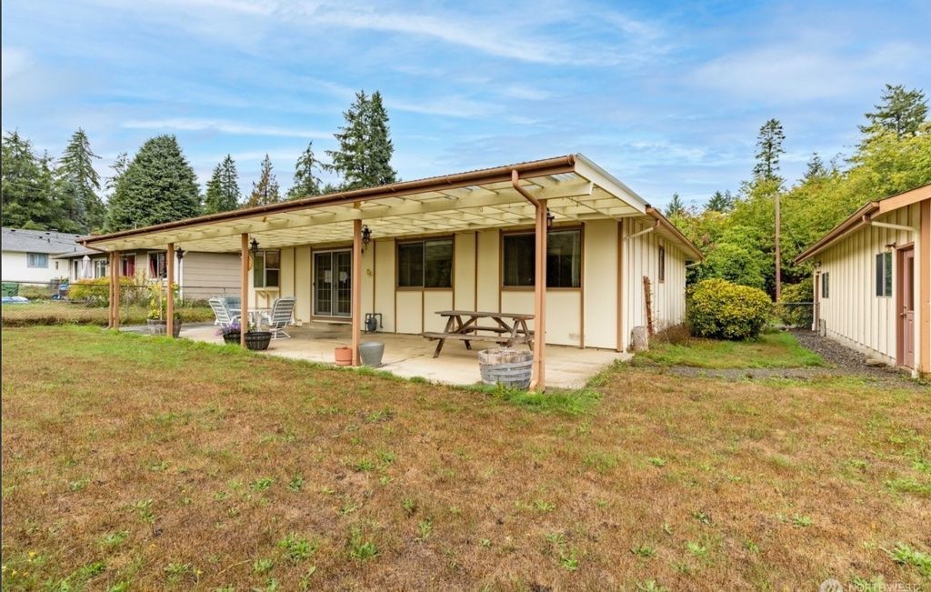 Large rambler on huge 9,000 sqft lot - ready to move in or recreate!