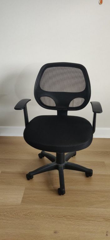 One office chair with table