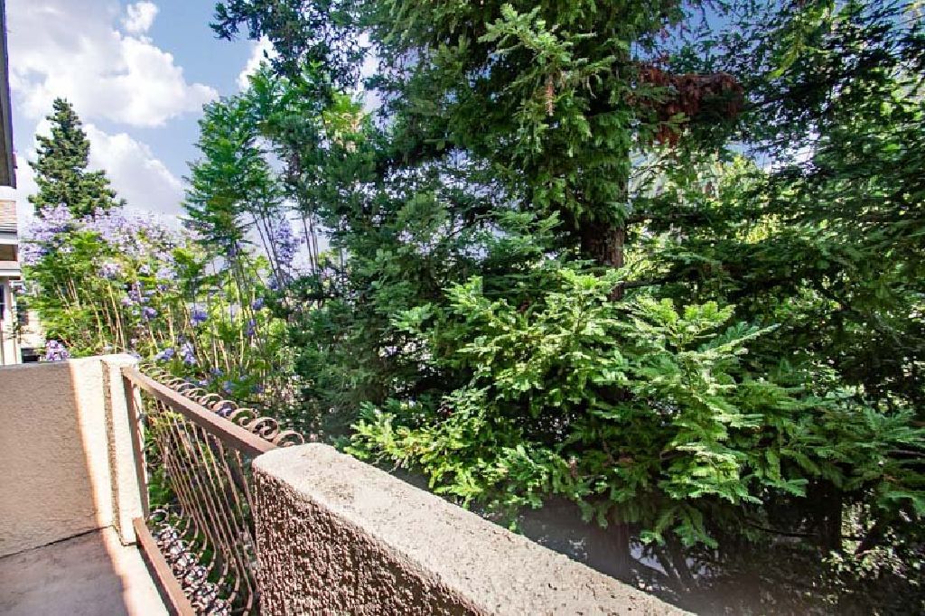 For Sale: 11044 Acama St 302 in Studio City for $625,000