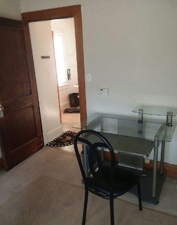Luxury flat 1br+ - newly remodeled stove/frig- provided.