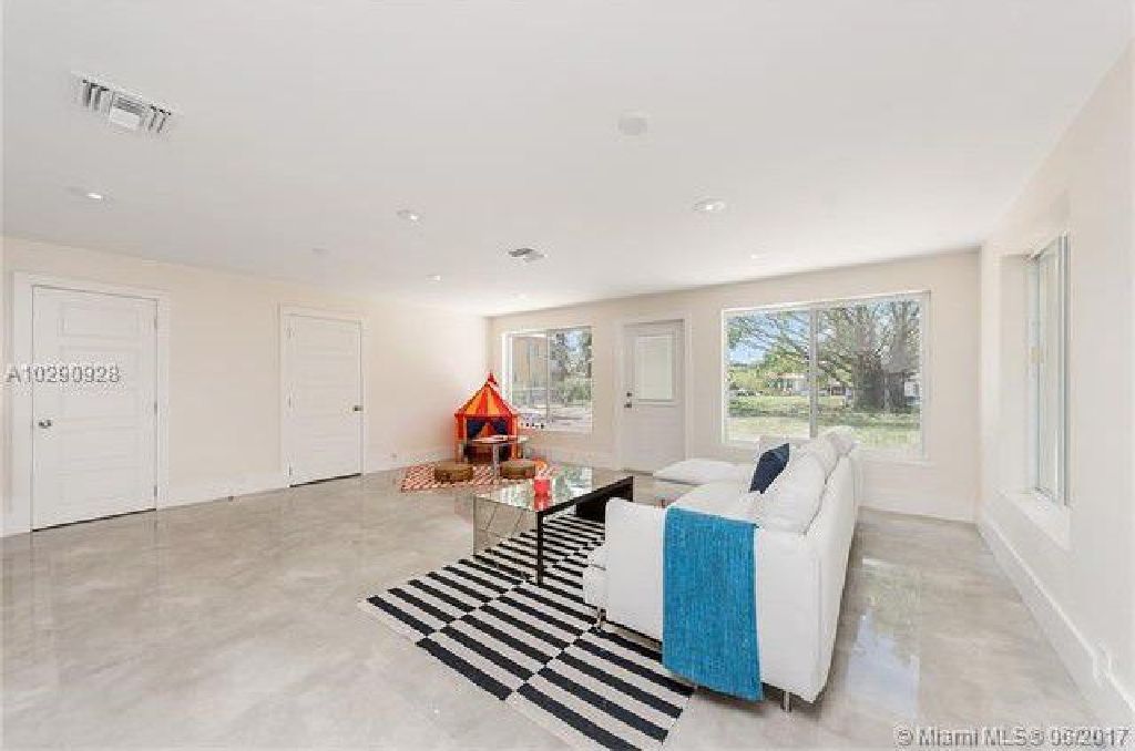 GORGEOUS CORAL DECK! FRESHLY PAINTED INSIDE/OUT 4/4.5 HOME IN MIAMI, FL!!!