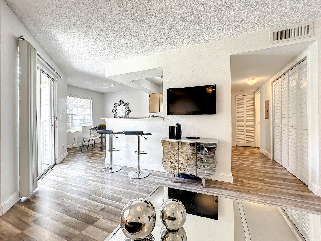 Very sophisticated fully furnished 1-bed condo located in the heart of Orlando.