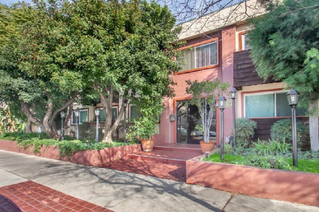 For Sale: 5414 Newcastle Ave 3 in Encino for $232,500